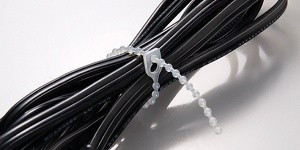 Čierna guľôčková páska odolná voči UV žiareniu, nosnosť do 10 kg, dĺžka 150 mm, 100 ks v balení